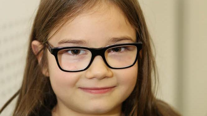 Vivien, 9 Jahre: "Heute ging's um so Geschichten - ob's spannend ist. Und da fand ich eigentlich den Film, den wir gesehen haben, am spannendsten, wo der Bär sich dann auf die Hinterpfoten gestellt haben. Ich war in der Experimentgruppe, die das Ende noch nicht wussten. Ich habe ,ziemlich spannend' angekreuzt. Es ist gut, dass wir das erforscht haben." Foto: Barbara Herbst