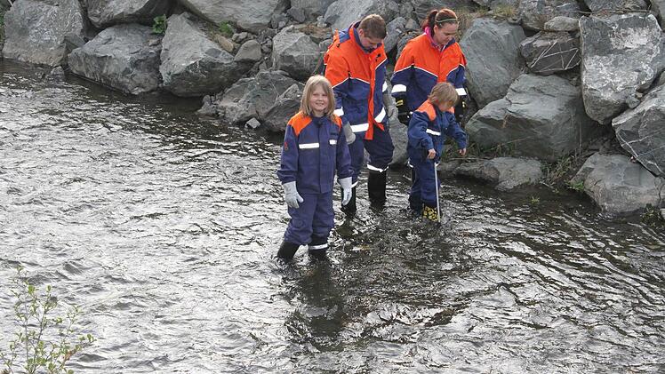 Die Feuerwehrjugend war zahlreich vertreten. Für sie ist es eine Ehrensache, bei der Bachreinigungsaktion dabei zu sein.