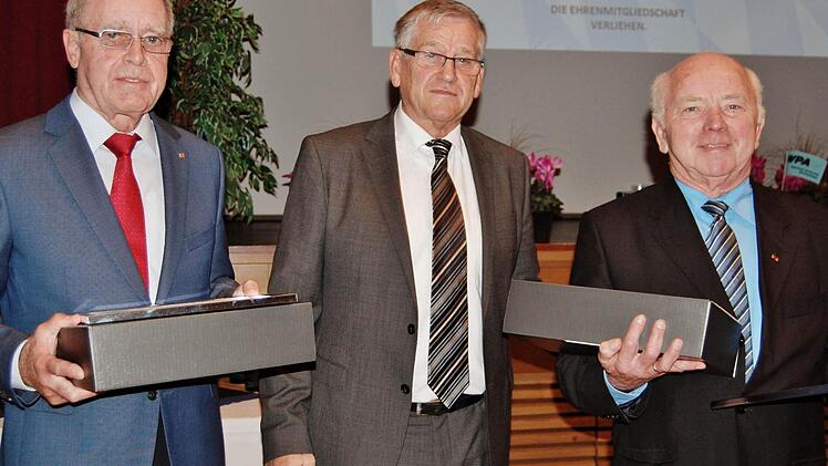 Die Gründungsmitglieder Jürgen Rübeck (links) und Otmar Pfister (rechts) wurden vom Kreisvorsitzenden Ulrich Seelmann für ihre 50-jährige Mitgliedschaft geehrt. Foto: Sigismund von Dobschütz