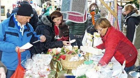 Eine große Resonanz fanden die von der Frauenunion gefertigten Artikel, mit deren Erlös in Kupferberg ein öffentlicher Bücherschrank eingerichtet werden soll. Foto: Klaus-Peter Wulf