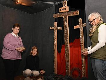 Zu den 13 Frauen und Männern, die heuer Gruppen durch den "Ostergarten" führen, zählen Elisabeth Hager, Jutta Gilsdorf und Gertrud Schleier (von links). Sie haben auch die Ausstellung mit initiiert und übernehmen heuer zum zehnten Mal Führungen. Foto: Ulrike Langer