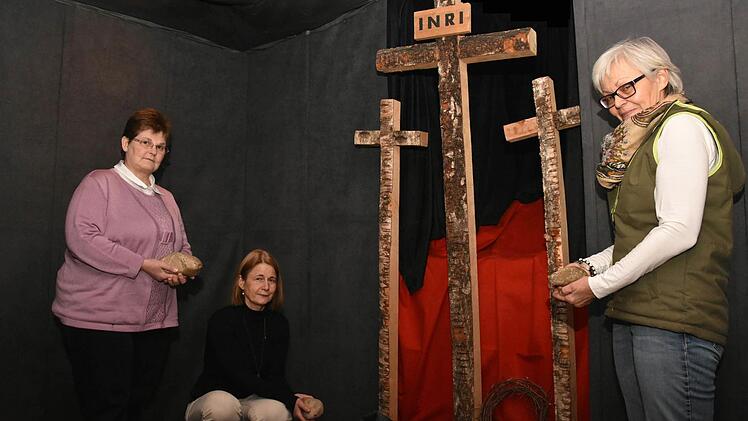 Zu den 13 Frauen und Männern, die heuer Gruppen durch den "Ostergarten" führen, zählen Elisabeth Hager, Jutta Gilsdorf und Gertrud Schleier (von links). Sie haben auch die Ausstellung mit initiiert und übernehmen heuer zum zehnten Mal Führungen. Foto: Ulrike Langer