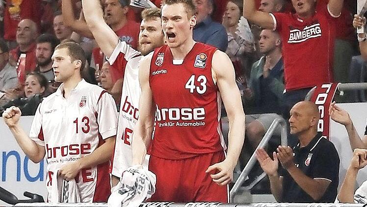 Die Entschlossenheit, die Leon Radosevic (Nr. 43) auf und neben dem Spielfeld an den Tag legte, wird auch in München erforderlich sein, um bei den Bayern zu bestehen. Foto: Daniel Löb