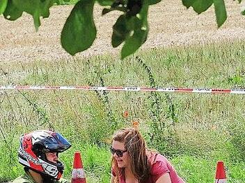 Letzte Anweisungen vom Coach? Eine Frau unterhält sich mit einem der Rennfahrer.  Fotos: Gerd Schaar