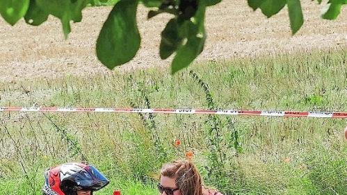 Letzte Anweisungen vom Coach? Eine Frau unterhält sich mit einem der Rennfahrer.  Fotos: Gerd Schaar