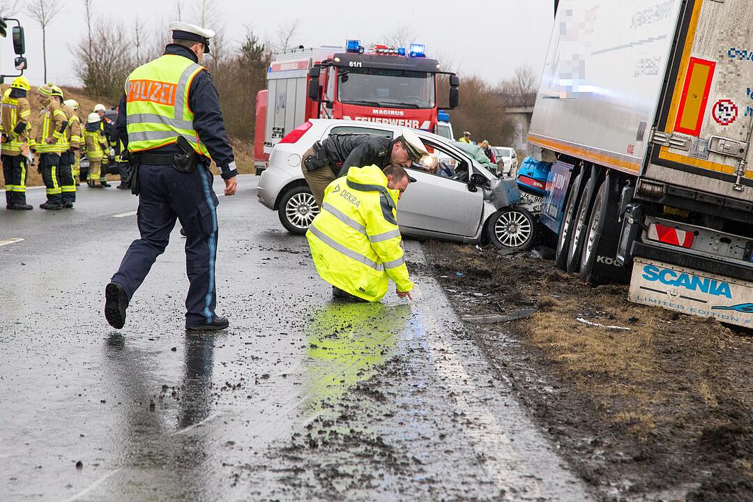 Tödlicher Unfall auf B303: Auto kracht in Lkw und wird mitgerissen