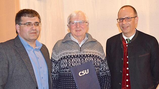 Leo Schmidt (Mitte) wurde von CSU-Kreisvorsitzenden Christian Mei&szlig;ner (rechts) und Ortsverbandsvorsitzenden Markus P&uuml;lz (links) f&uuml;r 50 Jahre Mitgliedschaft zum Ehrenmitglied ernannt.  Foto: Thomas Micheel