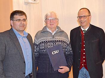 Leo Schmidt (Mitte) wurde von CSU-Kreisvorsitzenden Christian Meißner (rechts) und Ortsverbandsvorsitzenden Markus Pülz (links) für 50 Jahre Mitgliedschaft zum Ehrenmitglied ernannt.  Foto: Thomas Micheel