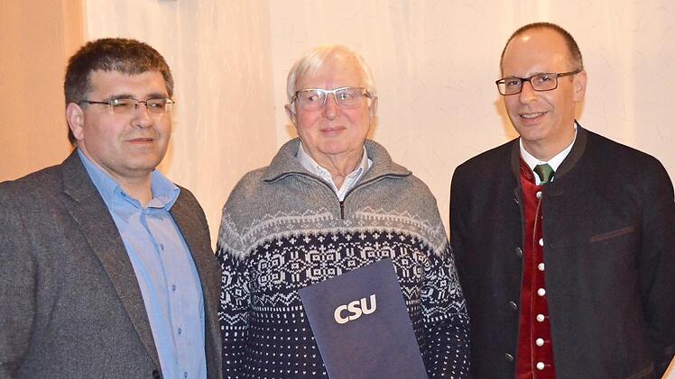 Leo Schmidt (Mitte) wurde von CSU-Kreisvorsitzenden Christian Meißner (rechts) und Ortsverbandsvorsitzenden Markus Pülz (links) für 50 Jahre Mitgliedschaft zum Ehrenmitglied ernannt.  Foto: Thomas Micheel