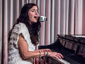 Ein Wiederhören mit der Singer-Songwriterin Ann Vriend gab es in Coburg. Am E-Bass begleitete Reid Thiel die Sängerin und Pianistin.Foto: Jochen Berger