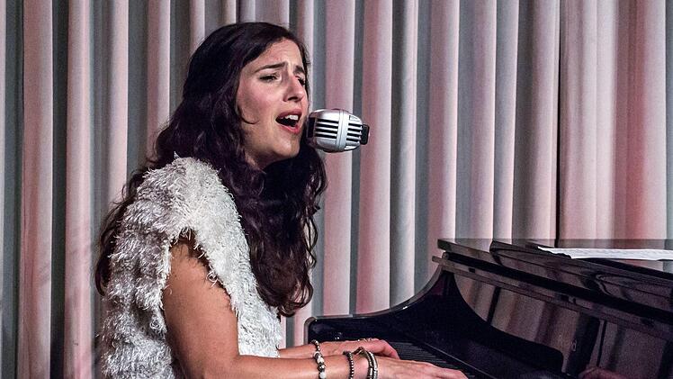 Ein Wiederhören mit der Singer-Songwriterin Ann Vriend gab es in Coburg. Am E-Bass begleitete Reid Thiel die Sängerin und Pianistin.Foto: Jochen Berger