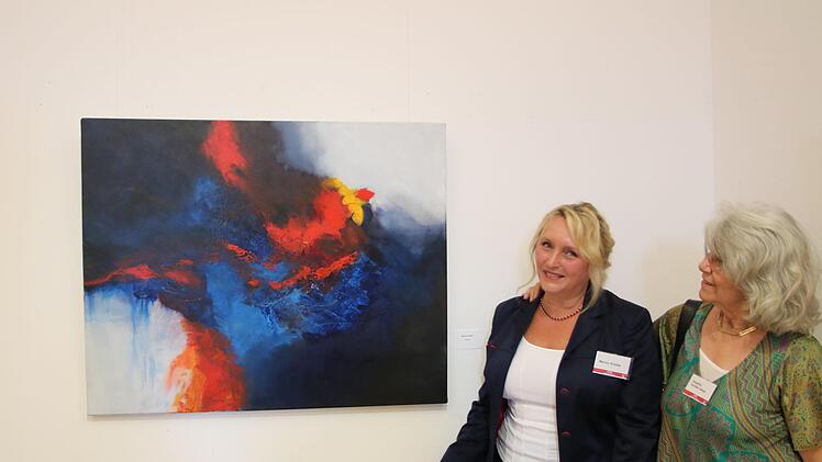 Marion Kotyba (links) mit Künstlerkollegin Angelika Kandler Seegy präsentiert zwei für sie typische bewegte Momentaufnahmen in starken Farben. Foto: Klaus Klaschka