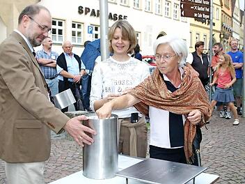Wie stellen sich Jung und Alt ihre Stadt in 25 Jahren vor? In einer Zeitkapsel haben Eberns Bürger, allen voran der damalige Bürgermeister Robert Herrmann (im Bild mit Doris Will und Maria Rößner, von links), zur 775-Jahr-Feier 2005 ihre Visionen deponiert. Foto: Archiv/Ecki Kiesewetter