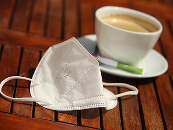 Rufe nach einem sofortigen Ende der Maskenpflicht werden laut, doch es gibt auch warnende Stimmen. Tats&auml;chlich w&auml;re es leichtsinnig, vorschnell alle Vorsicht fahren zu lassen und unser aller Gesundheit allzu durchschaubaren, platten Wahlkampfparolen zu opfern. Ein Kommentar