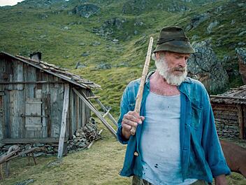 40 Jahre lang lebt Elias (Johannes Krisch) als Einsiedler auf der Almh&uuml;tte im M&auml;rzengrund. Bis er erkrankt.