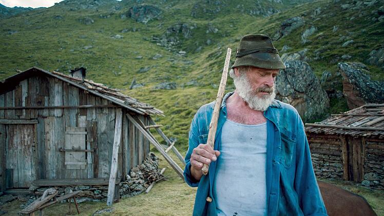 40 Jahre lang lebt Elias (Johannes Krisch) als Einsiedler auf der Almhütte im Märzengrund. Bis er erkrankt.