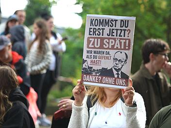 Bundeskanzler Merz besucht Waldbrandgebiet in H&uuml;rtgenwald