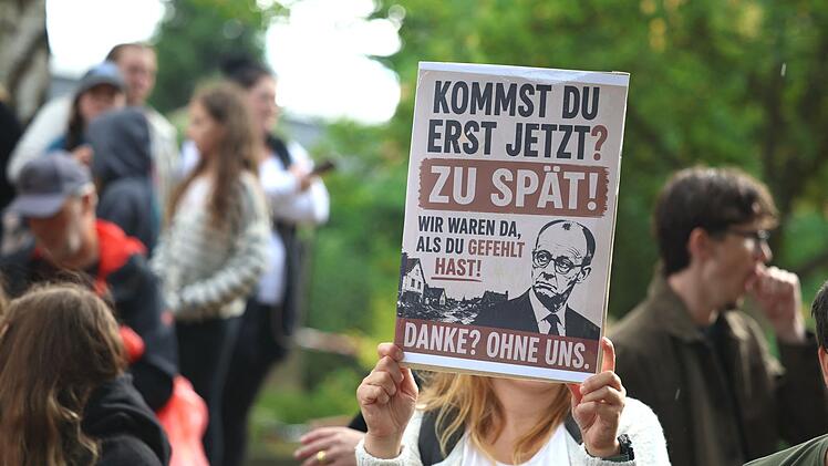 Bundeskanzler Merz besucht Waldbrandgebiet in H&uuml;rtgenwald