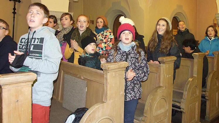 Viel Spaß haben die Jugendlichen beim Bischofsheimer Jugendgottesdienst.