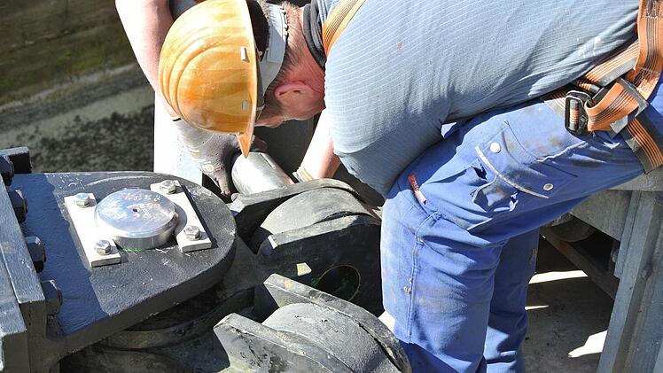 Es braucht Kraft und Geduld, bis so ein Schleusentor so ausgerichtet ist, dass es sich nicht verkantet und dass der Bolzen in das Halslager passt.