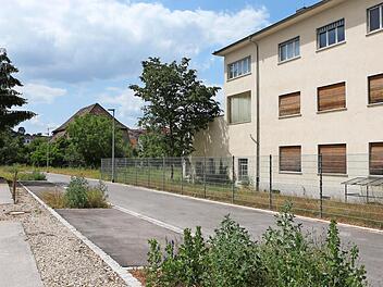 Vorbei an der ehemaligen Mayer-Villa führt schon eine neue Stichstraße zu den geplanten Mehrfamilienhäusern an der Pfeuferstraße, um die sich das Für und Wider von Ausnahmegenehmigungen entwickelt hat. Foto: Matthias Hoch