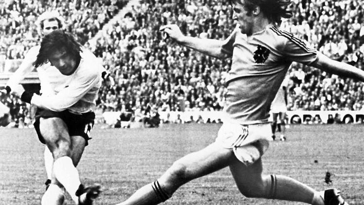 Gerd Müller (links) erzielt im WM-Finale 1974 in München aus der Drehung vorbei am niederländischen Abwehrspieler Ruud Krol den 2:1-Siegtreffer für Deutschland. Foto: Werner Baum, dpa