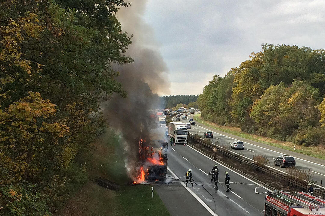 Lkw ging auf der A6 bei Schwabach in Flammen auf