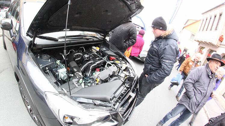 Einblicke unter die Motorhaube wurden beim Autofrühling geboten. Foto: Matthias Einwag