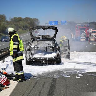 Auto brennt nach Unfall auf A9 aus