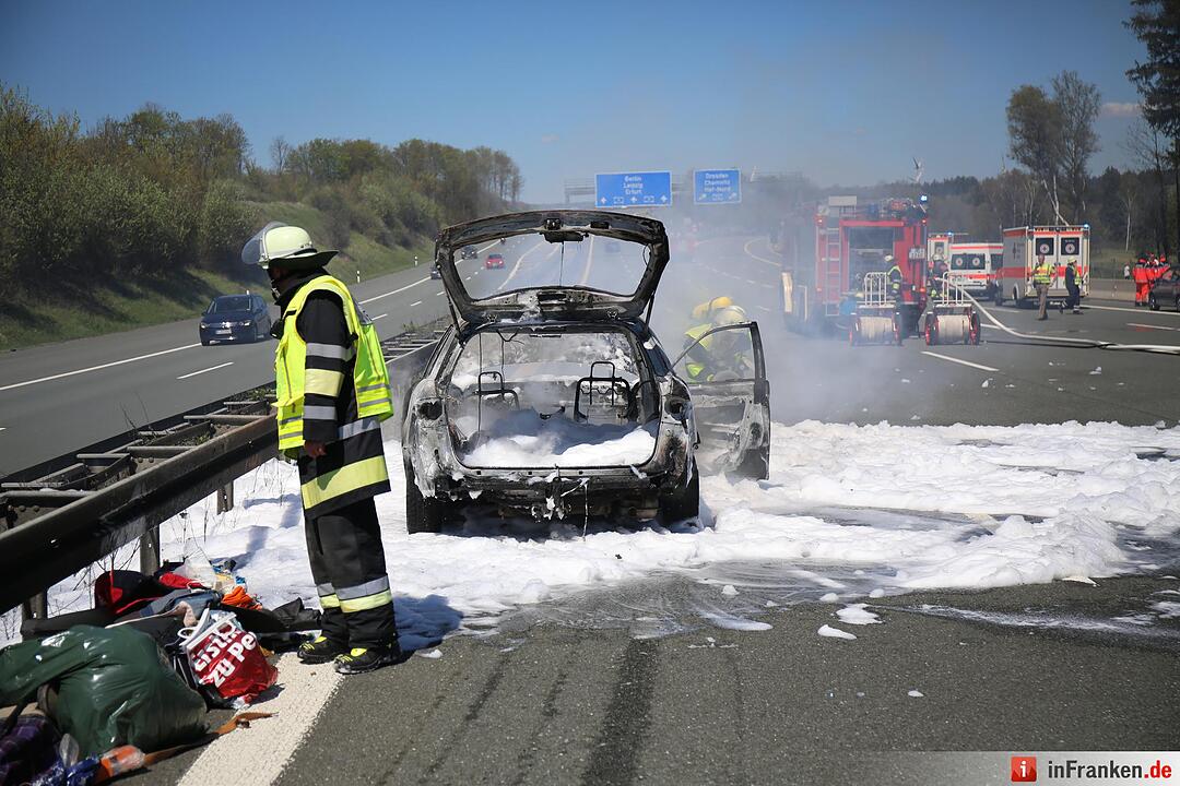 Auto brennt nach Unfall auf A9 aus