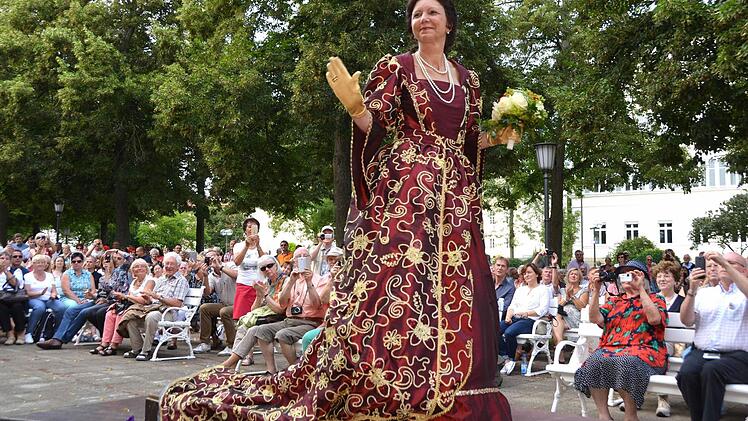 Die historischen Persönlichkeiten präsentierten sich im Kurgarten  Foto: Peter Rauch
