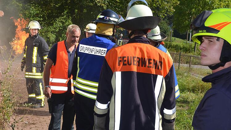 Unter realistischen Bedingungen übten die Feuerwehren aus Bad Kissingen, sowie Aschach und Oberthulba den Ernstfall.  Foto: Peter Rauch