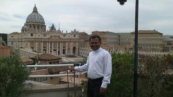 Martin Ninaparampil vor dem Petersdom in Rom Foto: privat