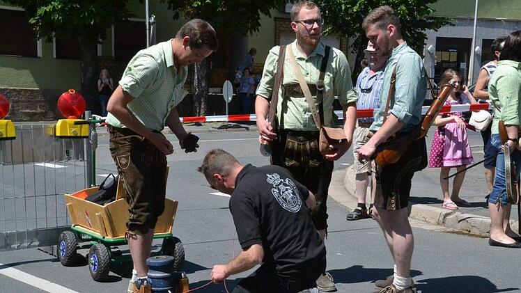 Kerwa in Mainleus: Mit einem Umzug, Musik und Tänzen wurde am Wochenende gefeiert. Foto: Uschi Prawitz