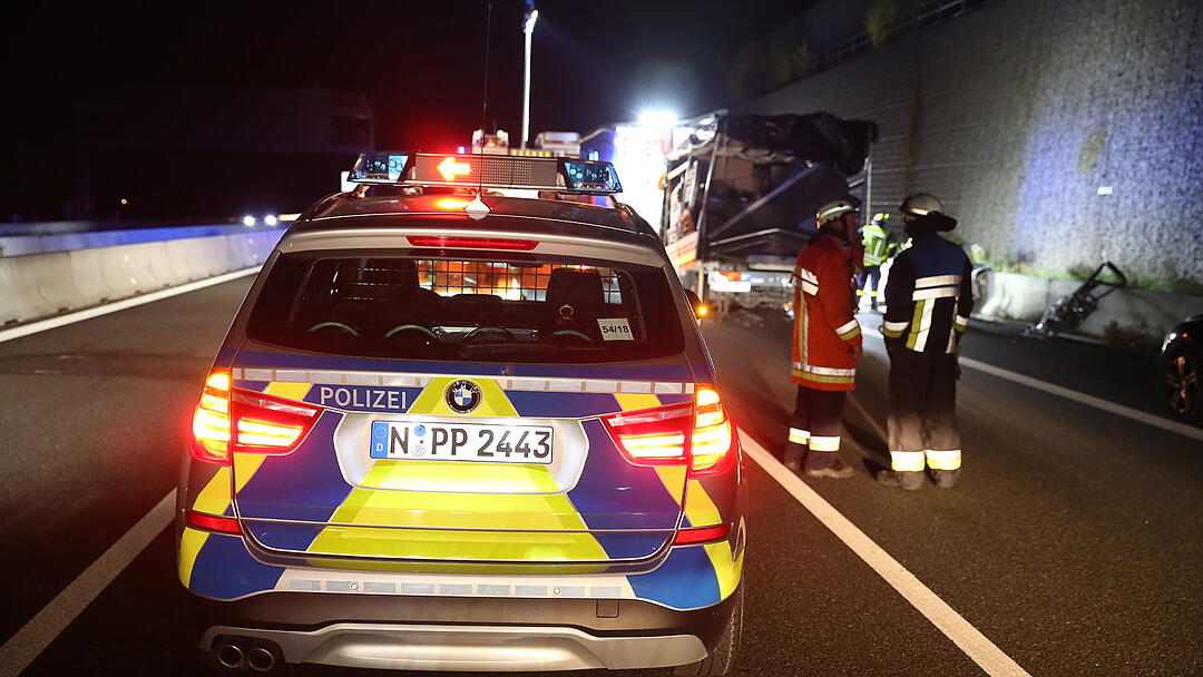 Kleintransporter rast in Lkw: Fahrer tödlich verletzt