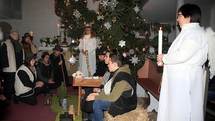 Ein Krippenspiel von Erwachsenen präsentierte am Heiligen Abend die Kirchengemeinde Heilgersdorf. Hier gratulieren die Hirten Maria (Eva Lotte Braunreuther) und Josef (Ullrich Schmidt) zum neugeborenen Jesuskind, während die Engel über die Heilige Familie wachen. Foto: Bettina Knauth