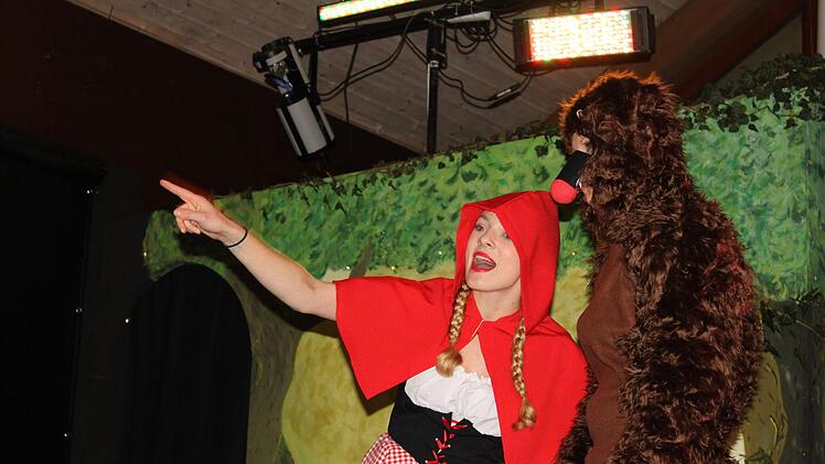 Julia Wudy als Rotkäppchen und Christina Geuß als böser Wolf interpretierten eine moderne Variation vom Märchen "Rotkäppchen".Christiane Reuther