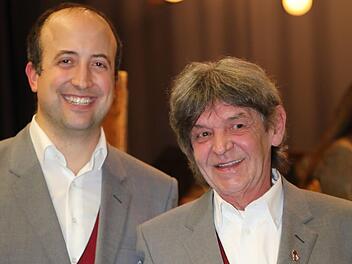 Vorsitzender Fabian Schopf (links) gratulierte Peter Schäfer, der für 40 Jahre aktives Musizieren die Ehrennadel in Gold erhielt. Foto: Heiko Grappendorf.