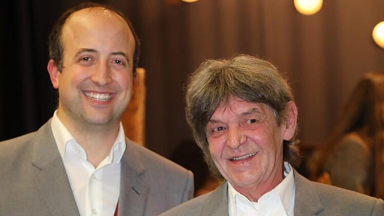 Vorsitzender Fabian Schopf (links) gratulierte Peter Schäfer, der für 40 Jahre aktives Musizieren die Ehrennadel in Gold erhielt. Foto: Heiko Grappendorf.