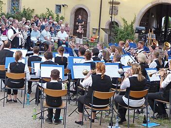 Jürgen Schatz musste wegen einer Handverletzung seine Musiker mit dem Dirigentenstab lenken. Foto: Pauline Lindner