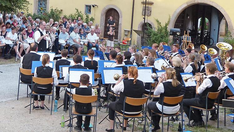 Jürgen Schatz musste wegen einer Handverletzung seine Musiker mit dem Dirigentenstab lenken. Foto: Pauline Lindner