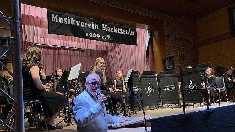 Der ehemalige 1. Vorsitzende Heinz Fischer (vorne) vor demengagierten Nachwuchsorchester Hochstadt-Marktzeuln BildKarin Sträßner
