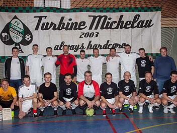 Strahlende Sieger sah man nach dem Turnier: die Family Kickers in weißem Trikot, der Vizemeister Cosmos Korches in schwarzen Trikots, der Torschützenkönig David Daumann (vorne ganz links), flankiert von Bastian Angermann und dem Schirmherrn Christoph Kolb.Klaus Gagel