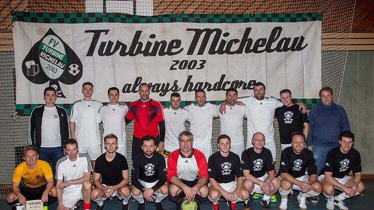Strahlende Sieger sah man nach dem Turnier: die Family Kickers in weißem Trikot, der Vizemeister Cosmos Korches in schwarzen Trikots, der Torschützenkönig David Daumann (vorne ganz links), flankiert von Bastian Angermann und dem Schirmherrn Christoph Kolb.Klaus Gagel