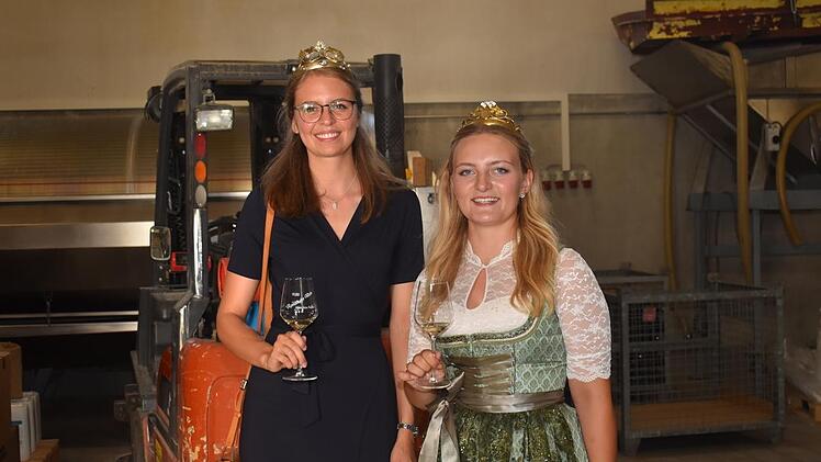Die Ramsthaler Weinprinzessin Linda Keller (re.) zeigt der Fränkischen Weinkönigin Eva Brockmann den elterlichen Betrieb.