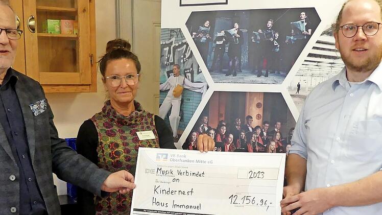 Gotthard Lehner und Kerstin Binger (v. l.) freuten sich über die Spende von Vorstand Lukas Alois Roth.