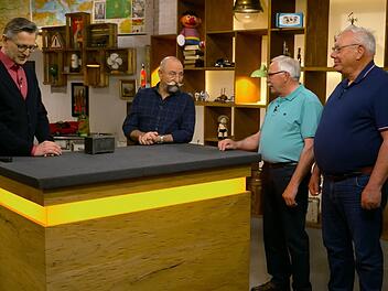 Die "Bares für Rares"-Kandidaten Siegfried (Zweiter von rechts) und Michael (rechts) zeigten Horst Lichter und Experte Detlev Kümmel (links) ein Objekt, das sich als Fälschung herausstellte.