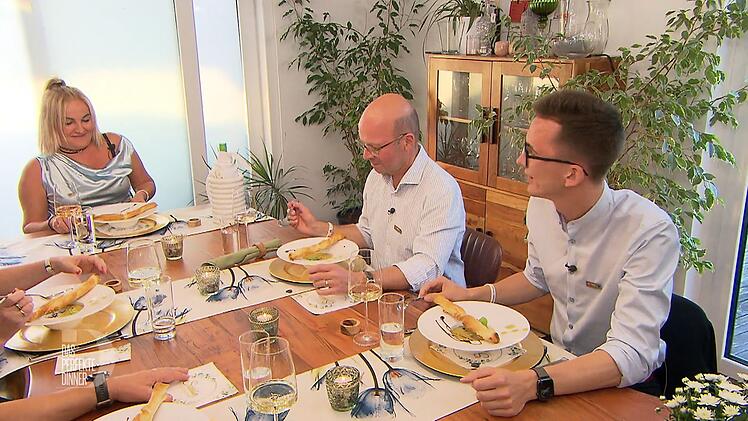 Die Vorspeise gestaltet sich als leichtes Sommersüppchen mit Knusperstange.