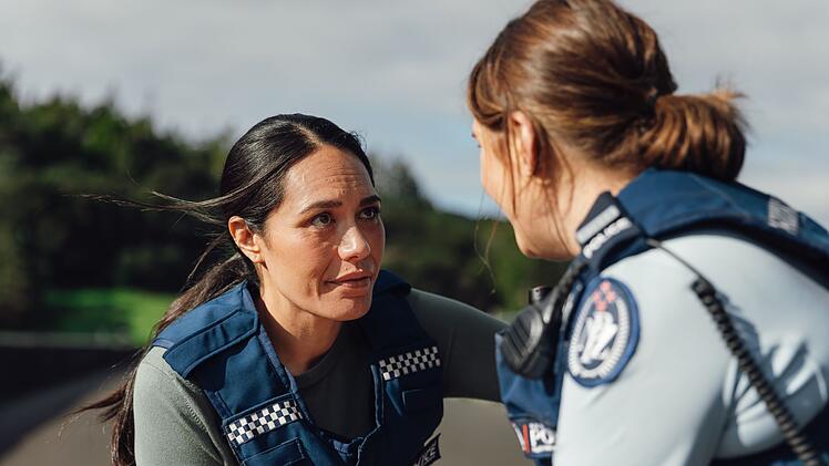 Wiedersehen nach langer Zeit: Deb Brighton (Morgana O'Reilly, rechts) arbeitet schon seit acht Jahren im Heimatort ihrer Ex-Freundin Mihi Renata (Roimata Fox). Dennoch hatte sie nicht damit gerechnet, dass diese dorthin zur&uuml;ckkehren w&uuml;rde.