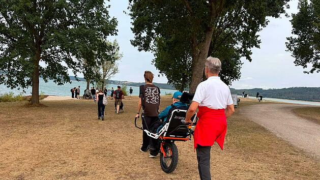 Mit einem neuen Gel&auml;nderollstuhl war der Weg zum See kein Problem&nbsp;&ndash; auch wenn es &uuml;ber Stock und Stein ging.